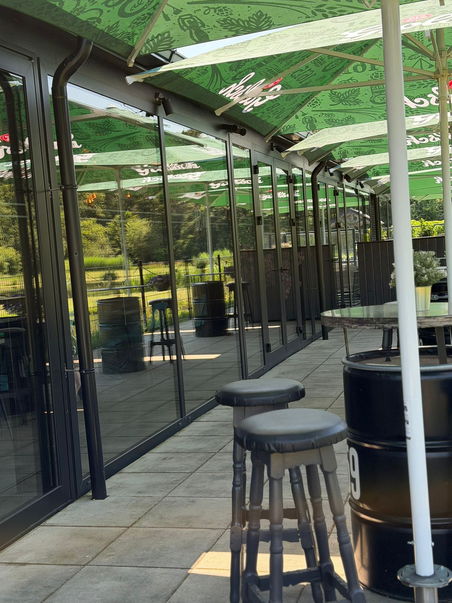 Horecagevel met terras en glazen pui